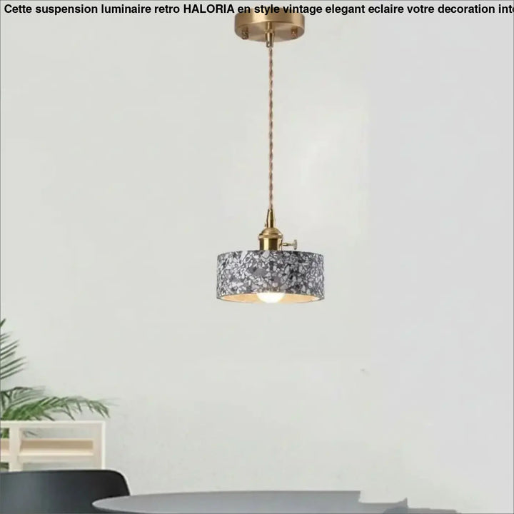Suspension luminaire tosca avec chaîne cordon réglable en métal finition laiton et abat-jour cylindrique en matériau gris moucheté blanc