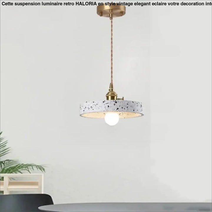 Suspension luminaire tos ca montre l’image d’un pendentif moderne avec abat-jour en terrazzo blanc et accents en laiton réglable