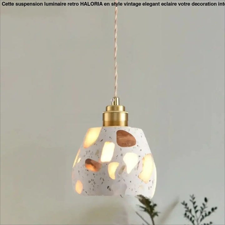 Suspension luminaire tosca en terrazzo blanc avec fragments dorés et cordon torsadé cuivre réglable montre limage longueur