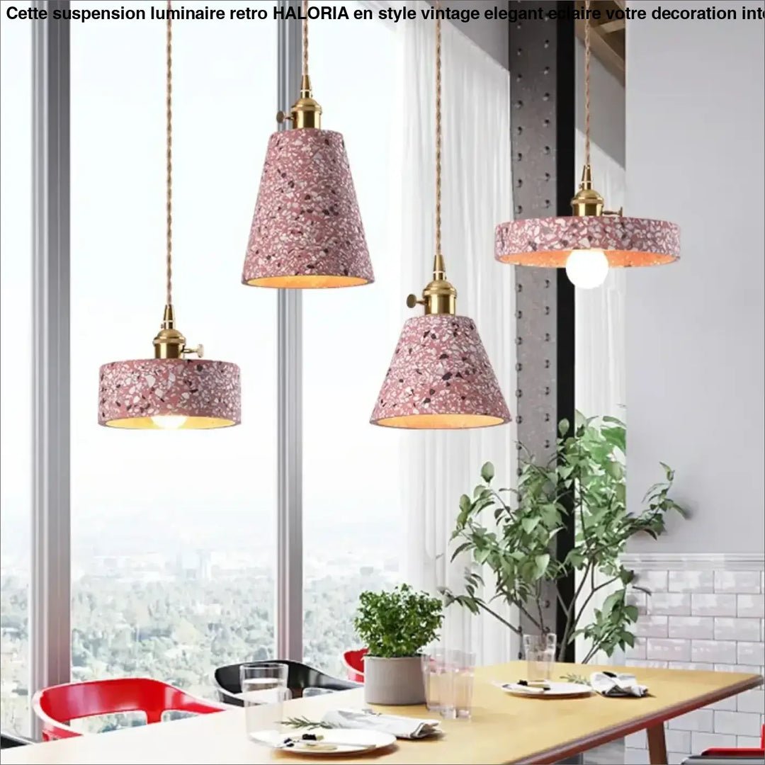 Suspension luminaire tosco avec trois abat-jours terrazzo roses et fixtures en laiton montre l’image chaîne cordon réglable