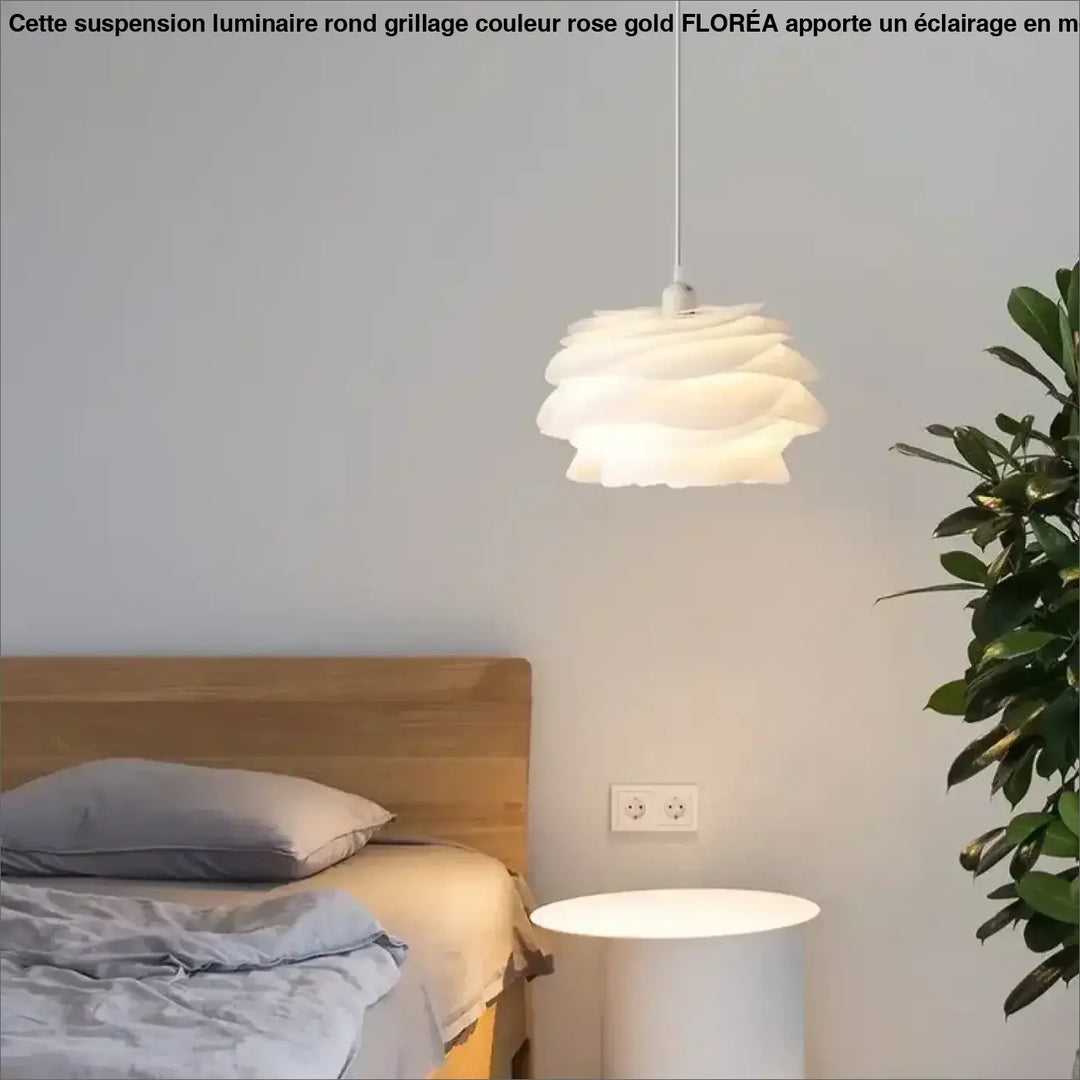 Suspension blanche ondulée style floral doux et design minimaliste

