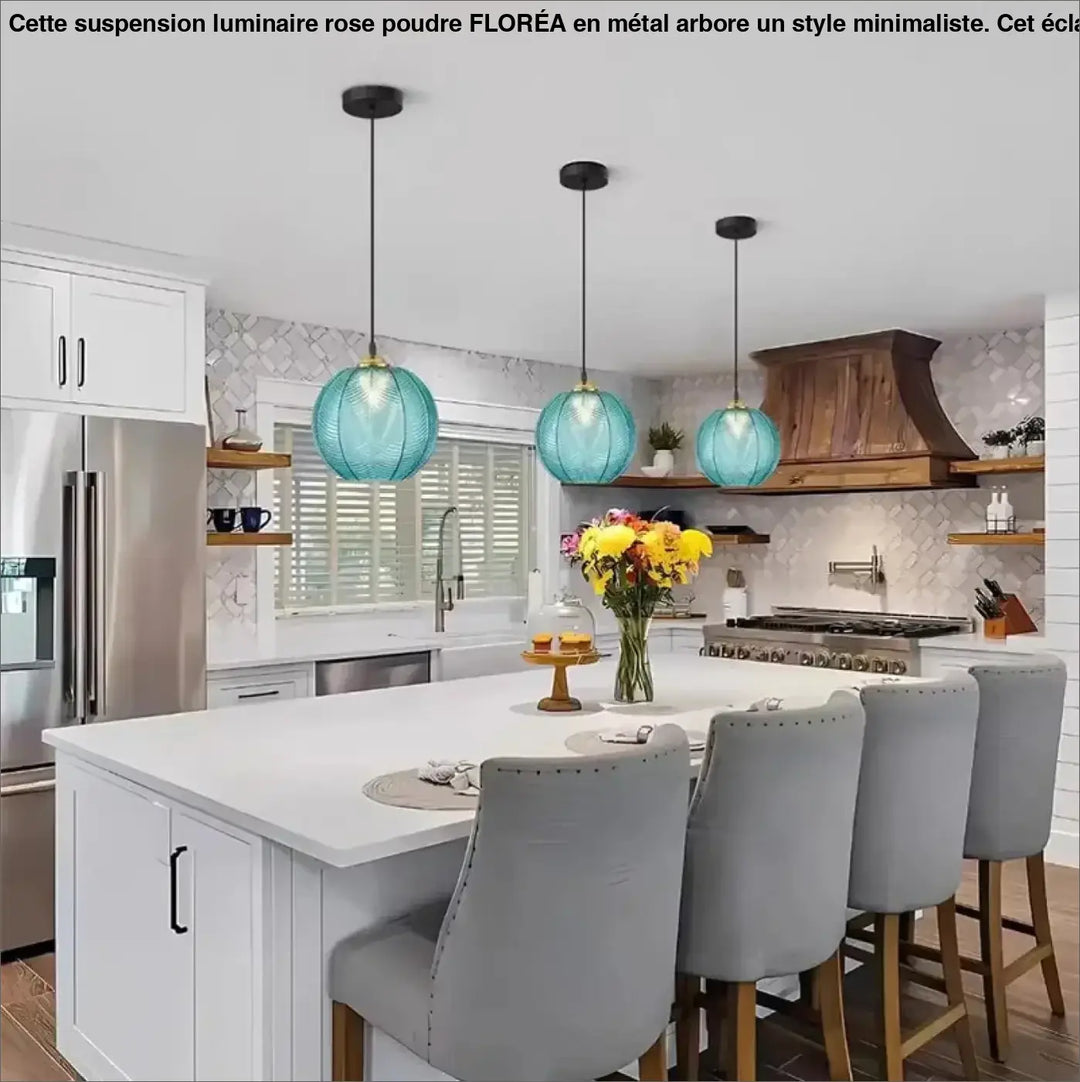 Suspension luminaire aqua avec trois suspensions en verre bleu teal texturé et design moderne avec fixations noires