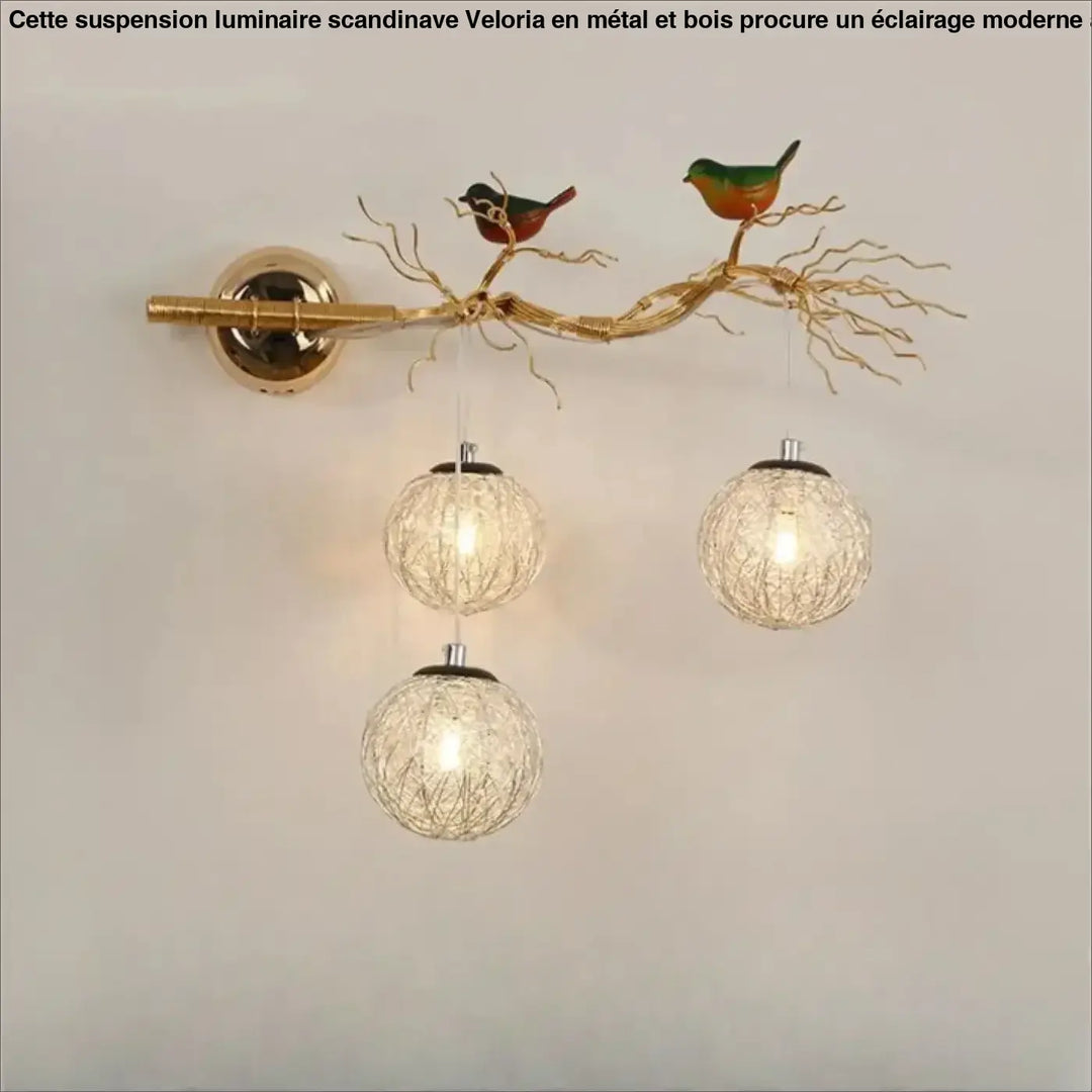Applique murale moderne dorée avec branches torsadées, deux oiseaux peints et trois globes en verre tissés sylyvana