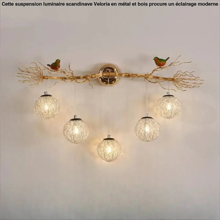 Applique murale moderne sylvana en métal doré avec design arbre et oiseaux verts et orange tenant des globes lumineux