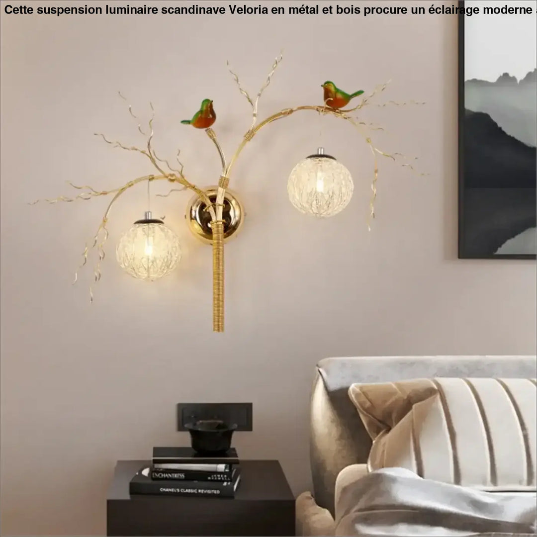 Applique murale sylvana en métal doré avec bras branchés, deux globes en verre texturé et oiseaux verts décoratifs
