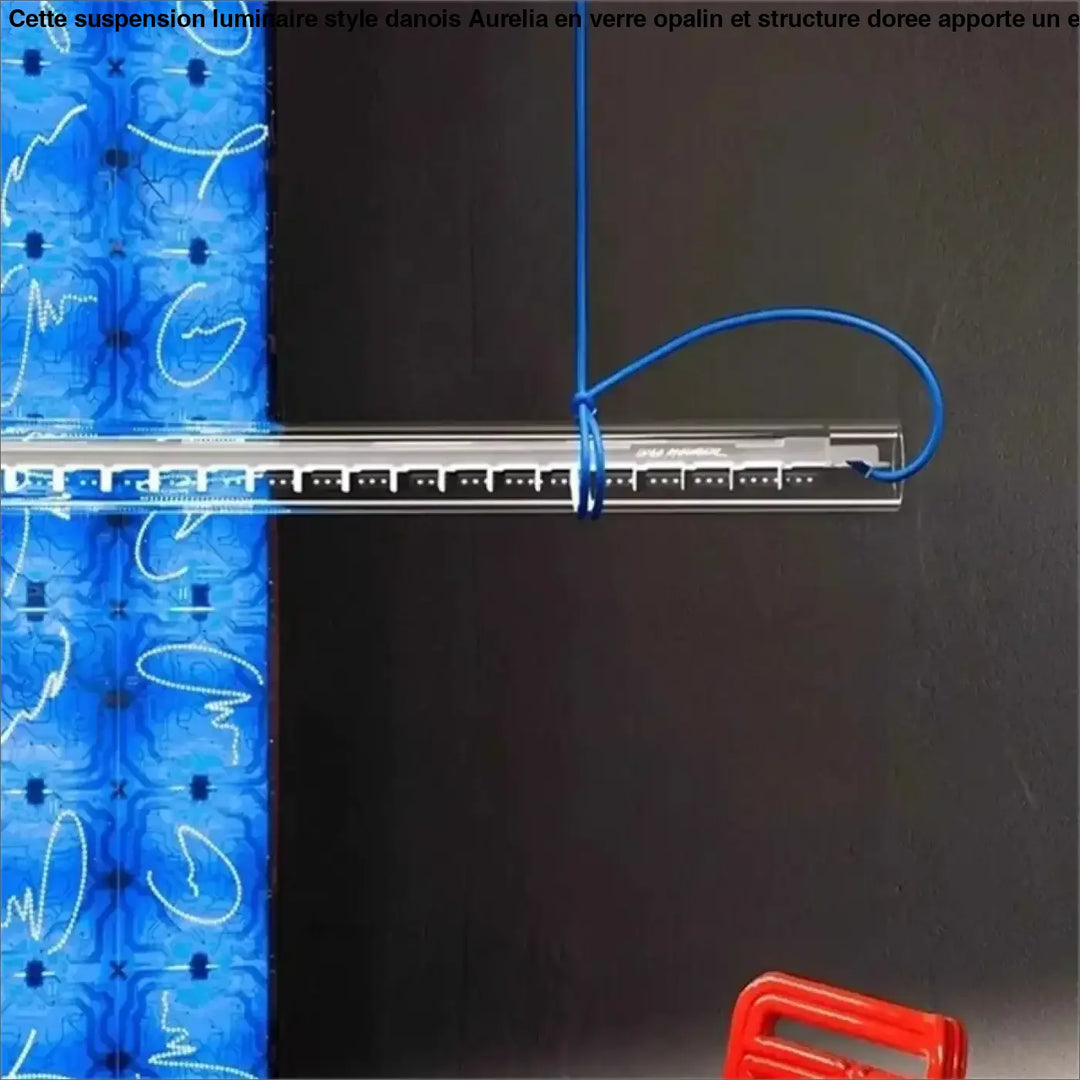 Suspension luminaire nushia avec panneau patch réseau argenté et câble tressé bleu autour intégrant verre soufflé