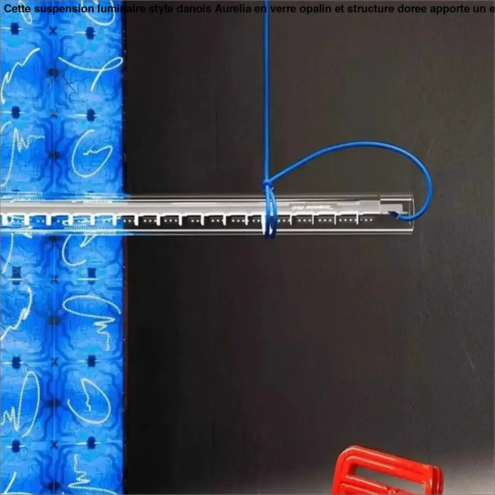 Suspension luminaire nushia avec panneau patch réseau argenté et câble tressé bleu autour intégrant verre soufflé