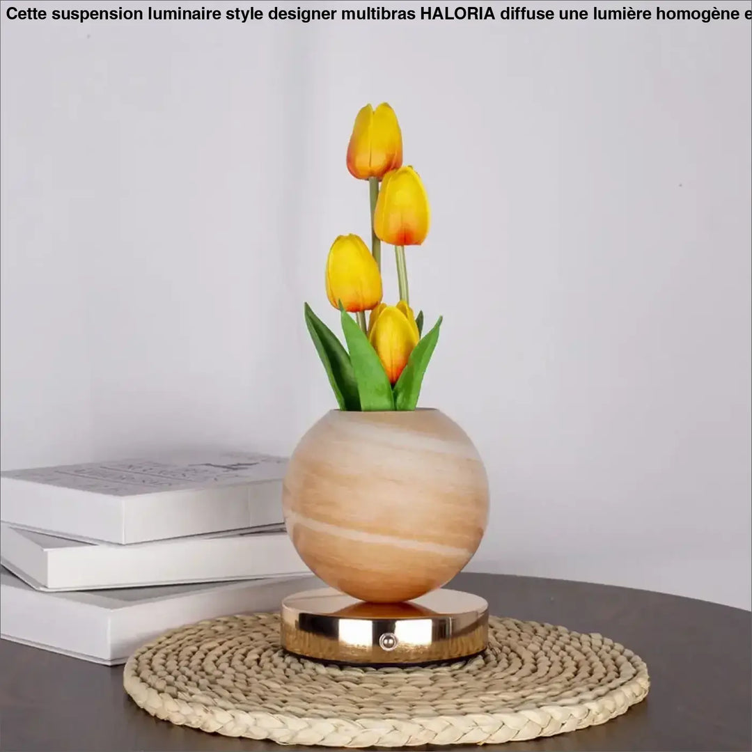 Lampe de table Tulyna en bois sphérique clair avec tulipes jaunes offrant une source lumineuse décorative