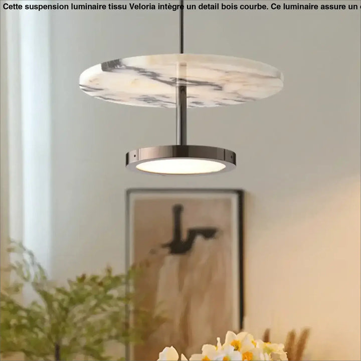 Suspension luminaire tissu veloria avec détail bois courbe, abat-jour disque marbre blanc et gris, base métallique élégante