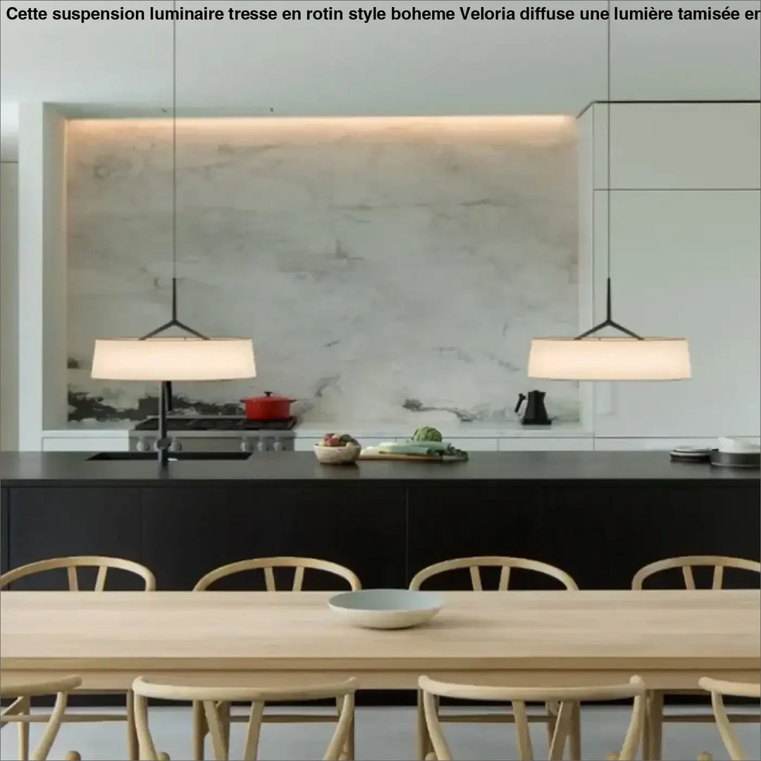 Suspension luminaire tresse rotin style boheme avec cadres métalliques noirs et abat-jours rectangles blancs au-dessus d’une table à manger minimaliste