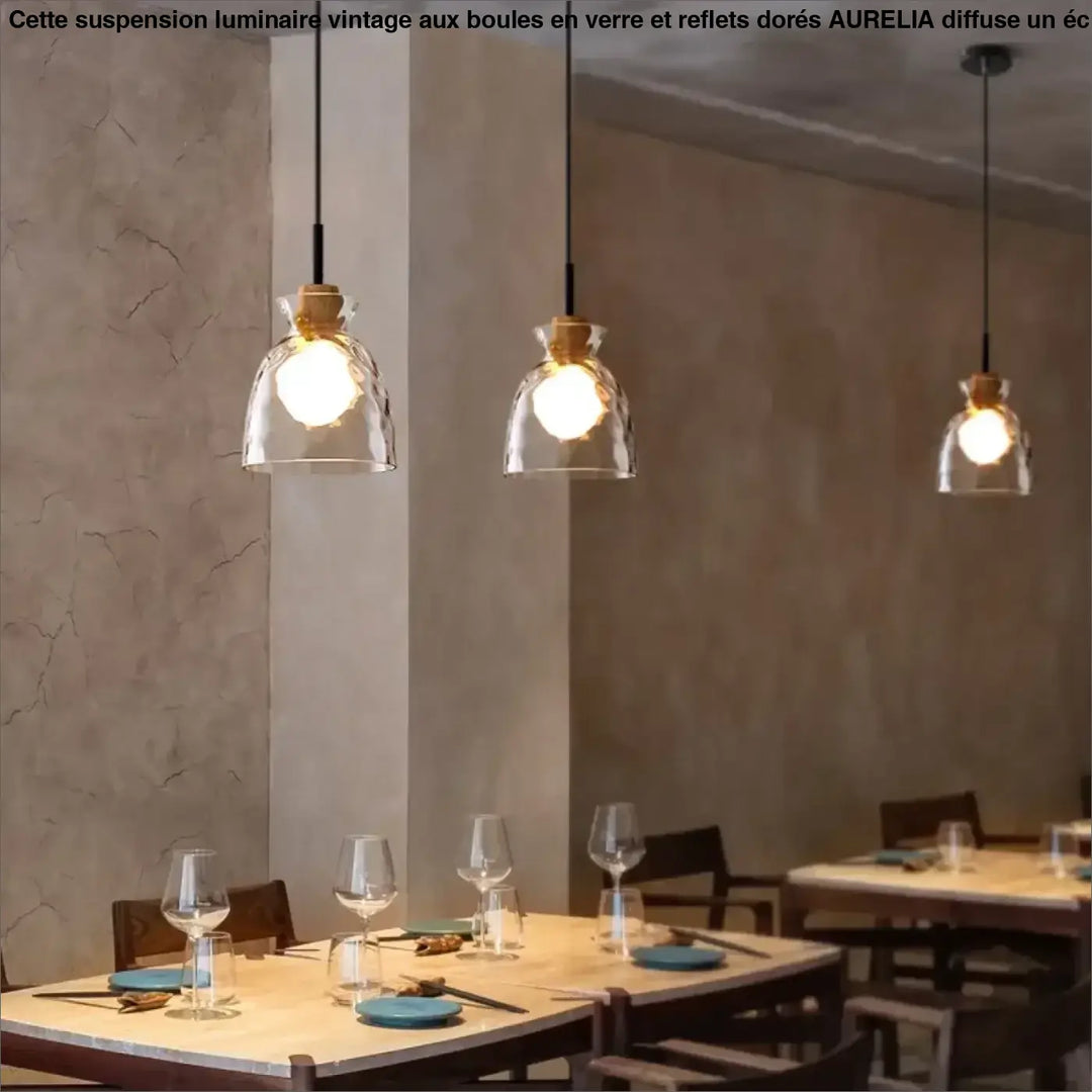 Suspension luminaire tukai avec trois lampes en verre suspendues à accents en liège et cordons noirs pour salle à manger