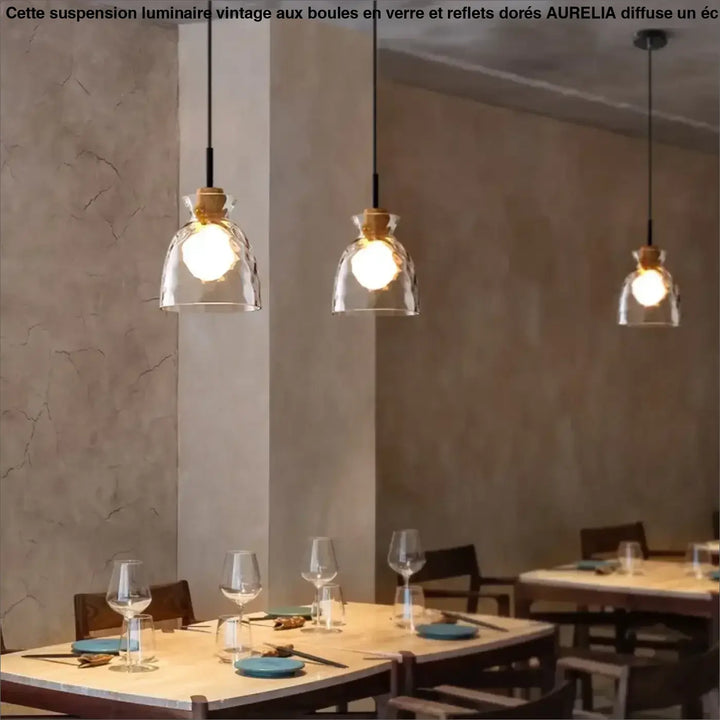 Suspension luminaire tukai avec trois lampes en verre suspendues à accents en liège et cordons noirs pour salle à manger