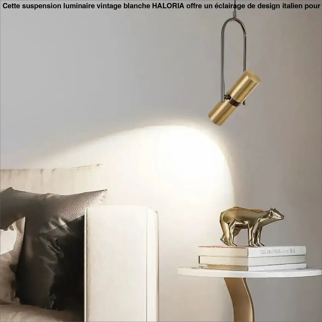 Suspension luminaire sigo avec figurine ours en laiton brossé doré et spot orientable au design minimaliste