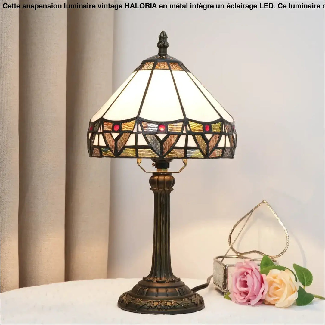 Lampe de chevet antique en bronze finition avec abat-jour en vitrail motifs géométriques blanc ambre rouge design vintage