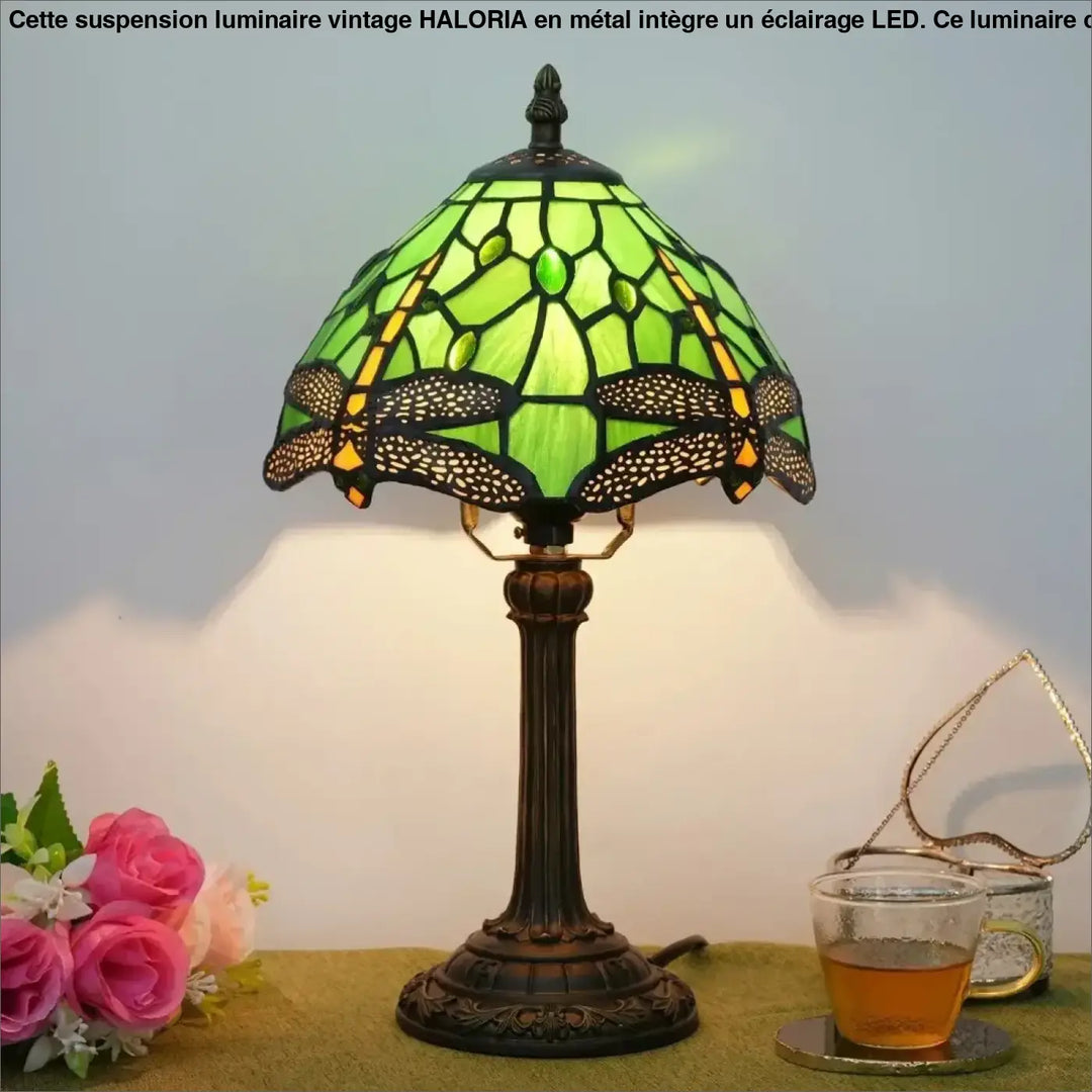 Lampe de chevet avec luminaire antique en vitrail vert et base en bronze au design vintage devient plus élégante