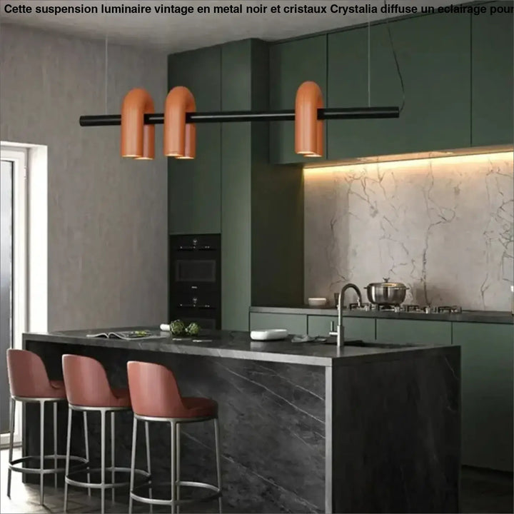 Suspension luminaire onda avec design en cuivre et bras cylindriques noirs suspendue au-dessus d’un îlot en marbre noir