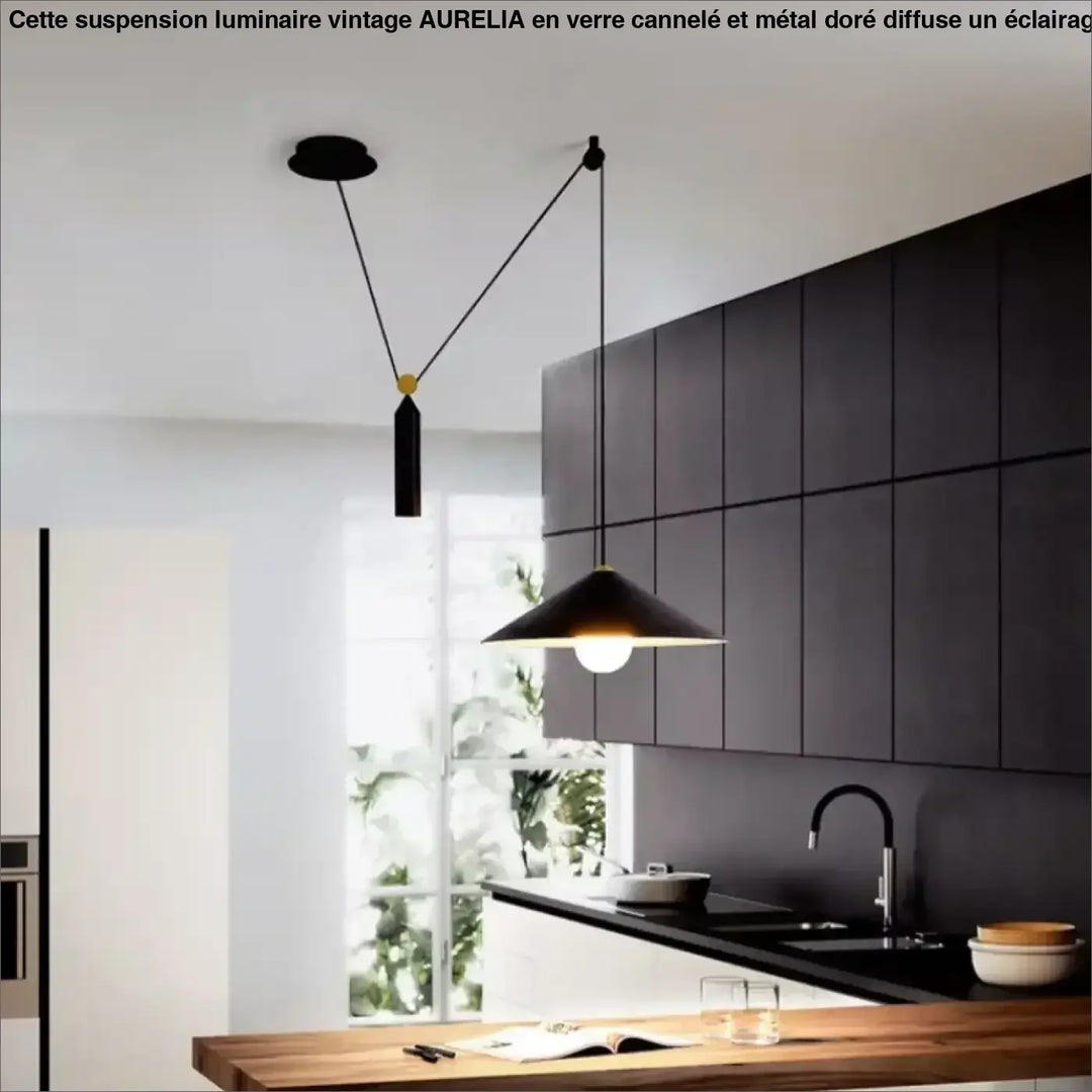 Suspension luminaire minimaliste jax noire avec abat-jour conique suspendue au-dessus d un plan de travail cuisine