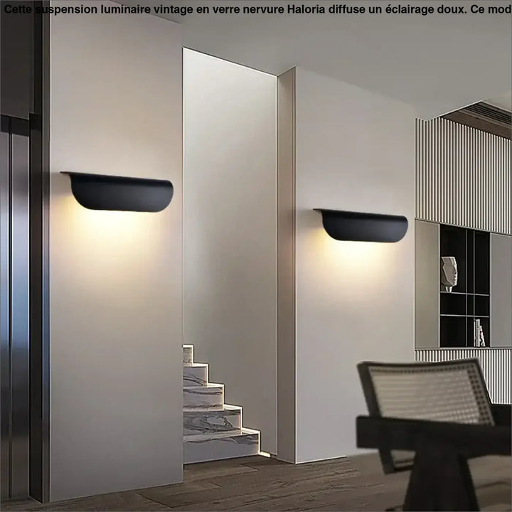 Applique murale minimaliste noire avec design courbé élégant et éclairage d’ambiance chaud modèle nox