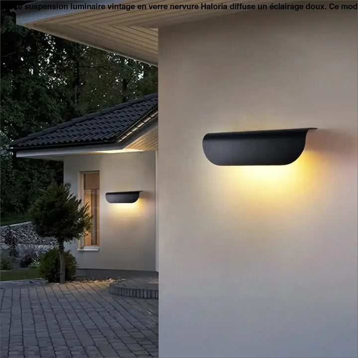 Applique murale nox noire moderne avec design courbé minimaliste émettant une lumière chaude jaune pour extérieur