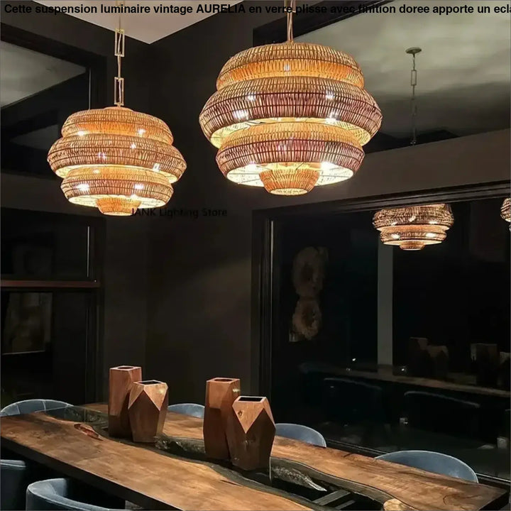 Suspension luminaire artisanale tiello en rotin tissé à formes superposées avec une teinte dorée naturelle chaleureuse