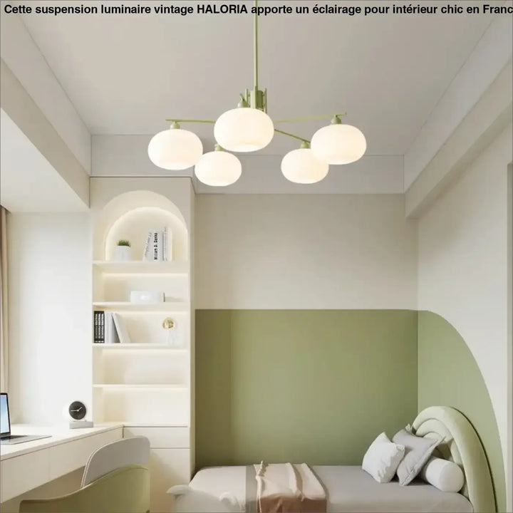 Suspension luminaire raffinée antiki avec cinq globes en verre dépoli et structure en métal vert pastel mat
