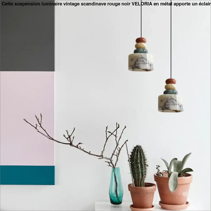 Suspension luminaire noir et blanc avec 3 boules colorées