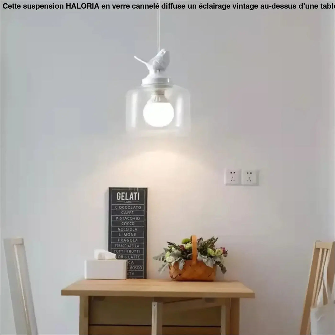 Suspension luminaire vintage en forme d’oiseau blanc avec verre cannelé transparent idéale au-dessus d’une table ou d’un coin salon