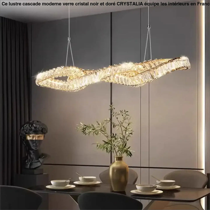 Suspension design en cristal doré pour salon moderne élégant