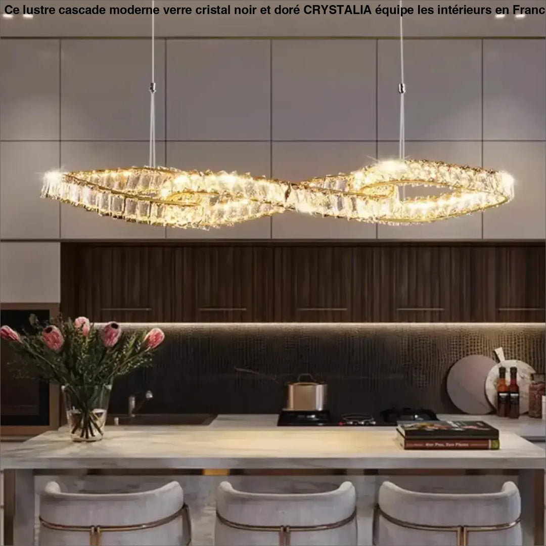 Suspension design en cristal doré pour salon moderne élégant