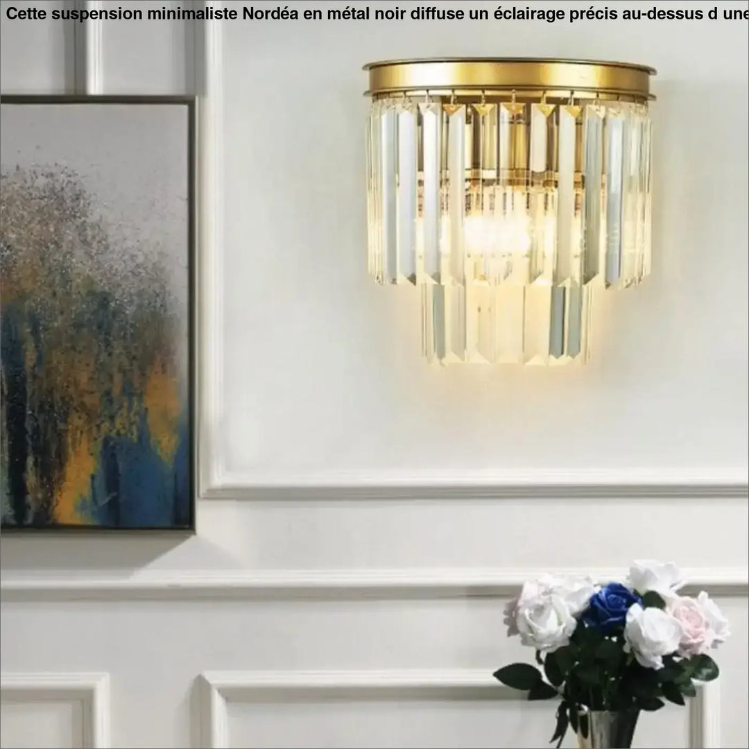 Suspension minimaliste nordéa au ton or avec prismes cristallins en cascade idéale au-dessus d’une table ou d’un coin salon