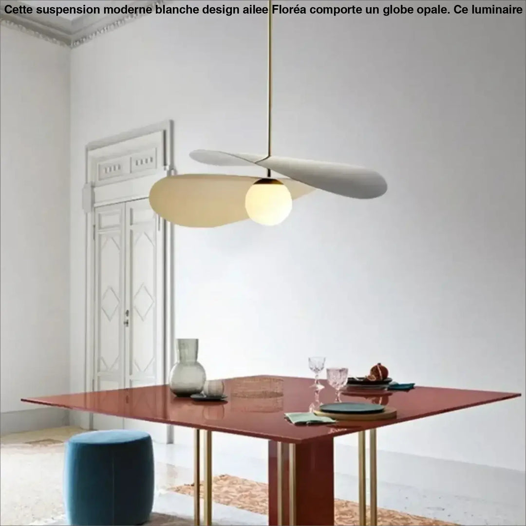 Suspension Moderne Blanche Design Ailée et Globe Opale

