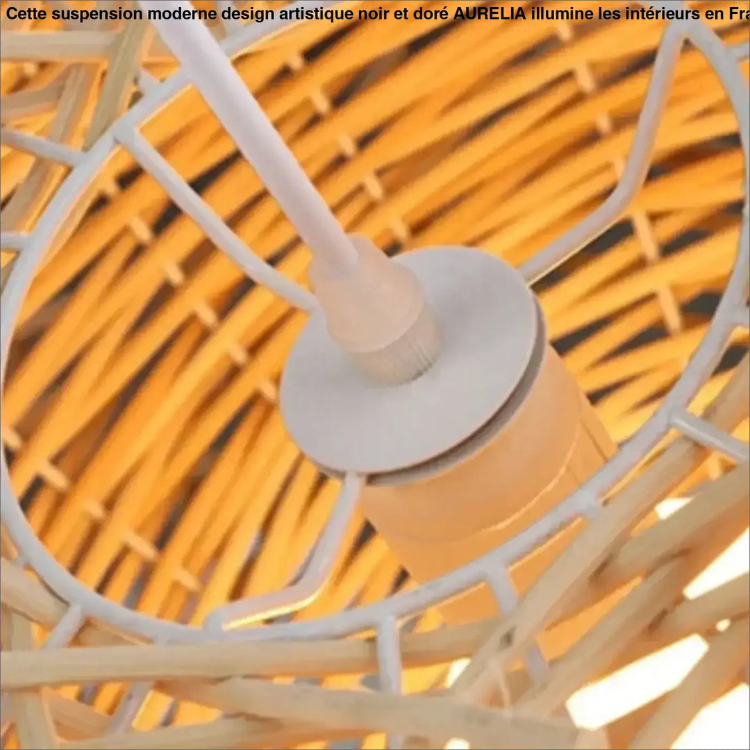 Suspension moderne design aurelia en métal blanc avec abat-jour en rotin naturel tressé noir et doré
