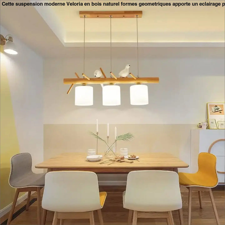 Suspension moderne en bois naturel formes geometriques avec trois abat-jours cylindriques blancs et oiseaux décoratifs