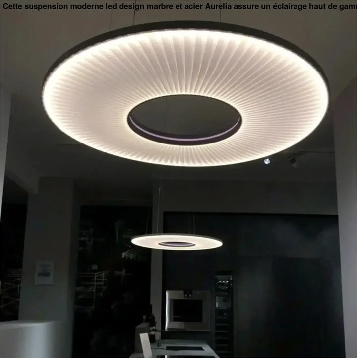 Suspension minimaliste beige avec structure style chic