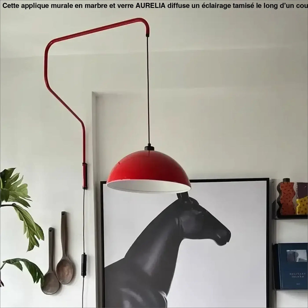 Applique murale design rouge avec bras articulé au style moderne
