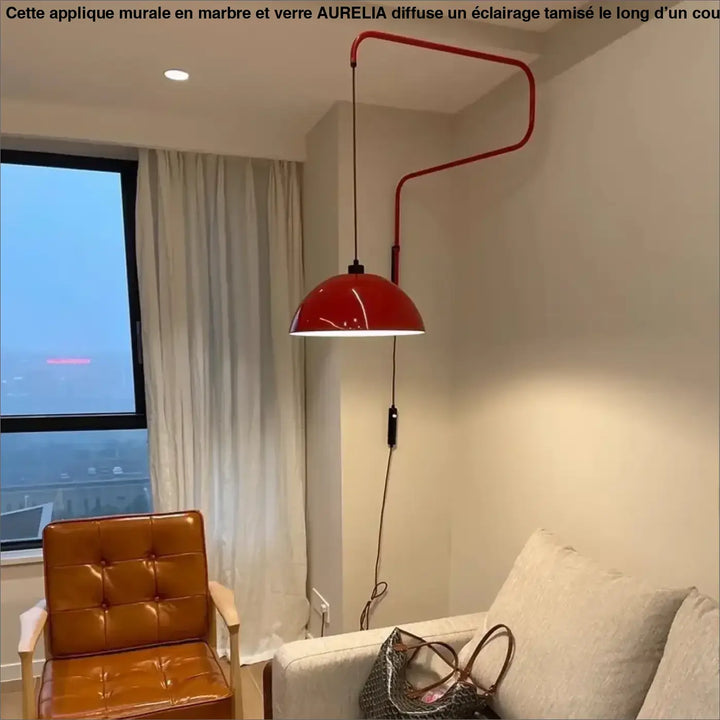 Applique murale design rouge avec bras articulé au style moderne