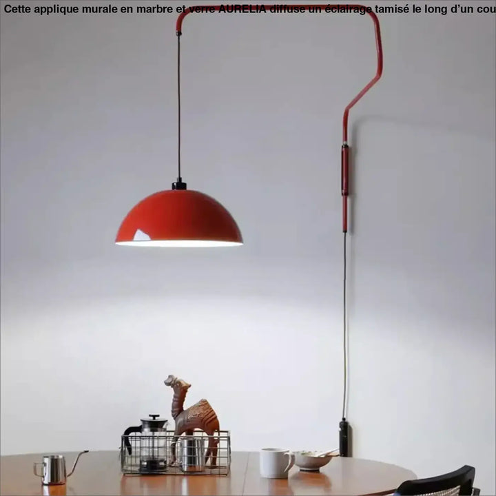 Applique murale design rouge avec bras articulé au style moderne