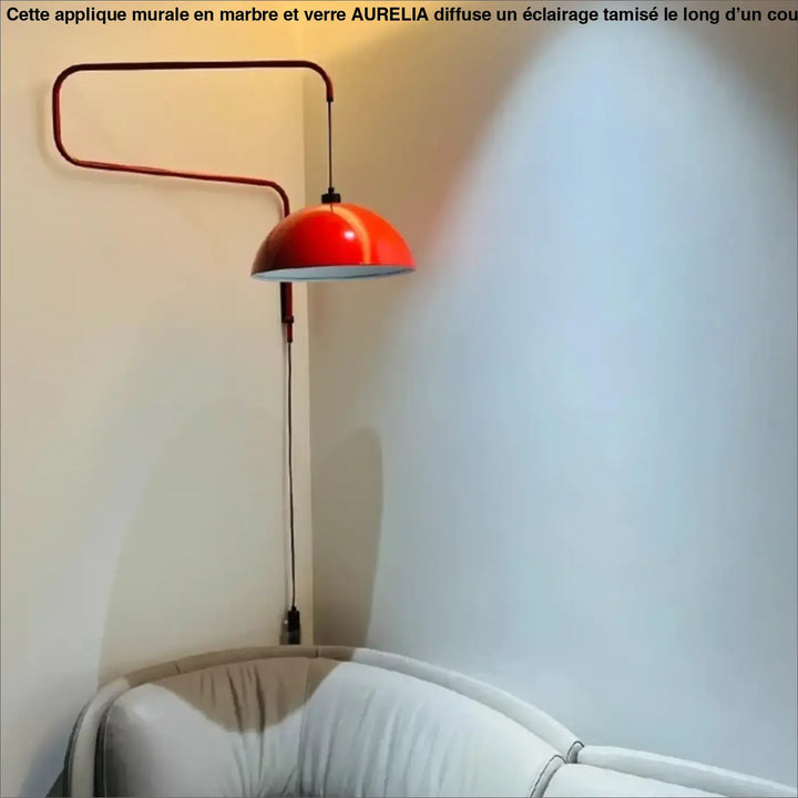 Applique murale design rouge avec bras articulé au style moderne
