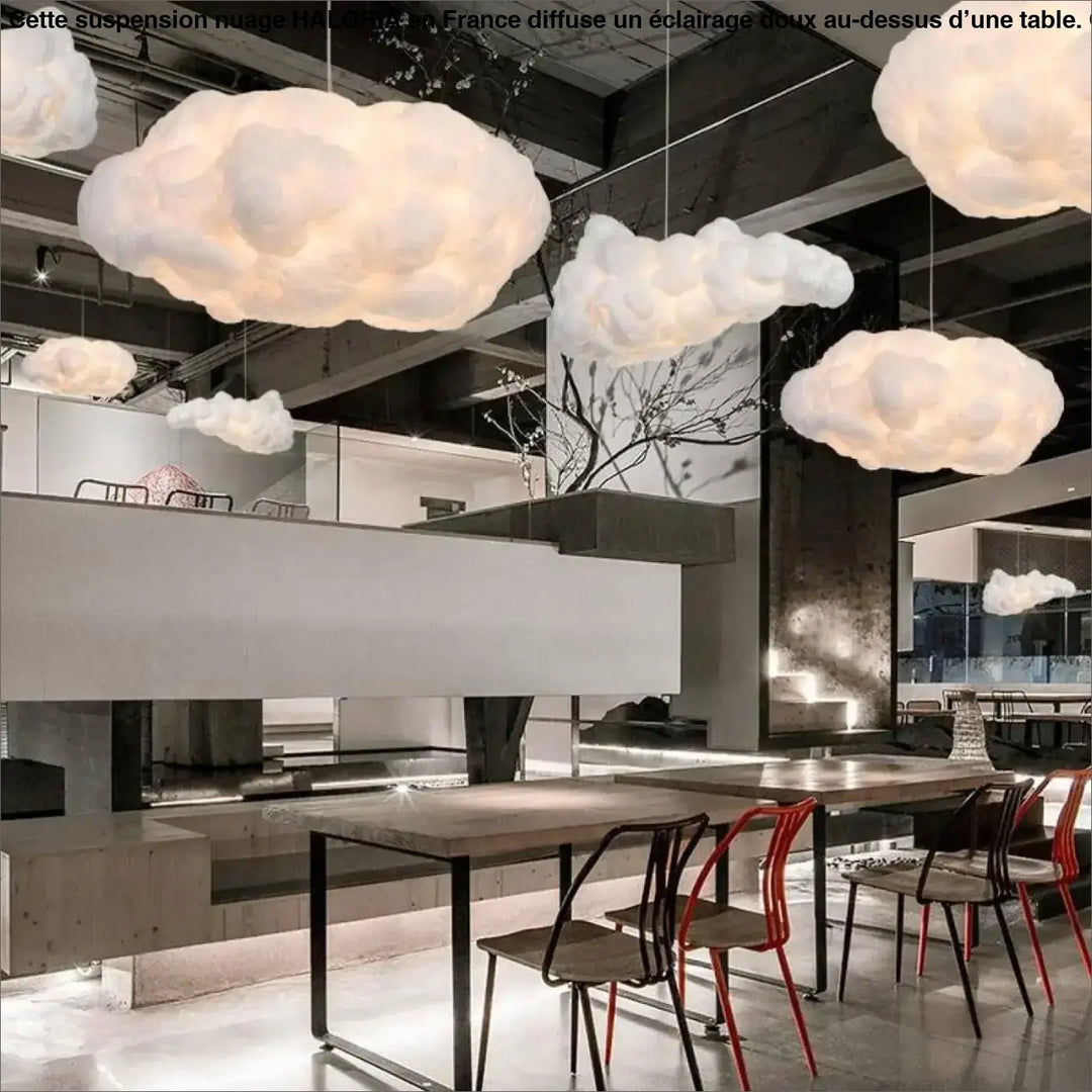 Suspension nuage haloria en forme de nuages blancs doux et lumineux suspendus au-dessus d’une table ou d’un coin salon