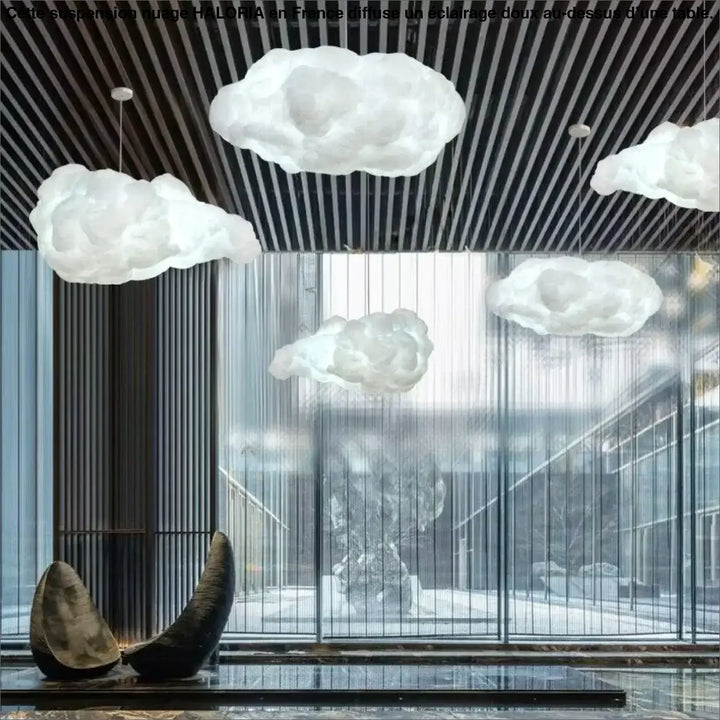 Suspension nuage blanche en forme de nuage suspendue au-dessus d’une table pour un coin salon moderne