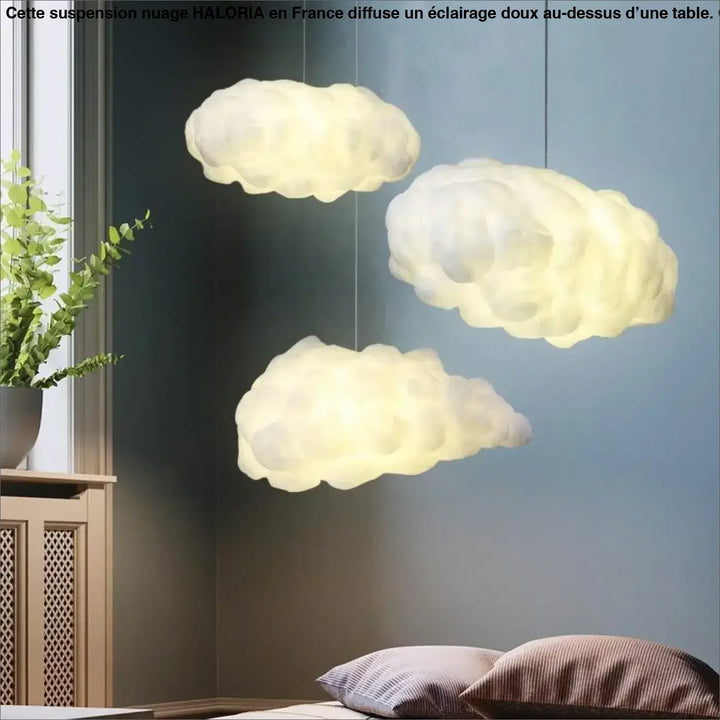 Trois suspensions nuage en forme de nuages doux et lumineux suspendues au-dessus d’une table ou d’un coin salon