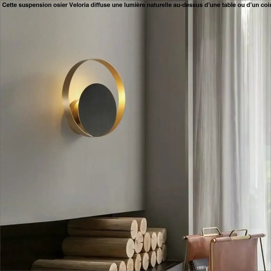 Suspension osier veloria en métal doré avec disque intérieur noir mat idéale au-dessus d’une table ou d’un coin salon