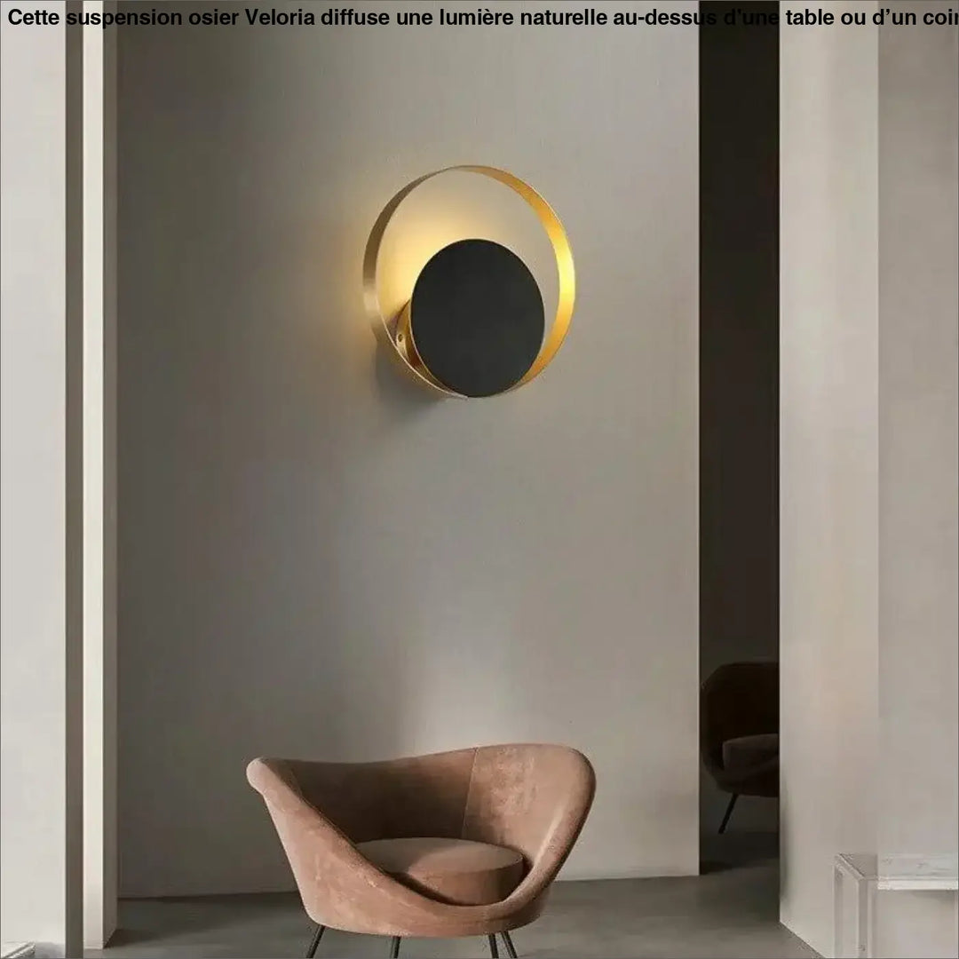 Suspension osier veloria ton or avec disque central noir idéale au-dessus d’une table ou d’un coin salon