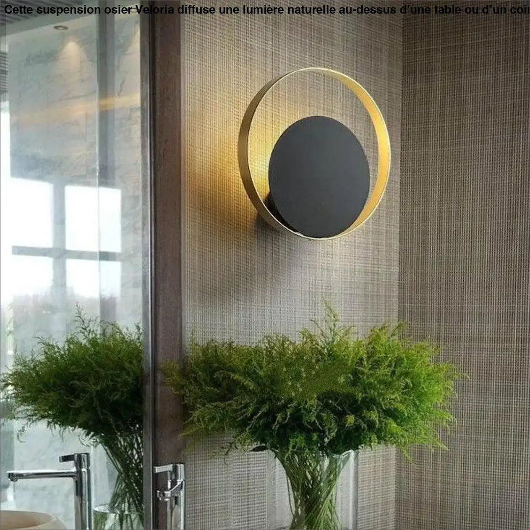 Suspension osier veloria en métal doré avec disque central noir mat idéale au-dessus d’une table ou d’un coin salon