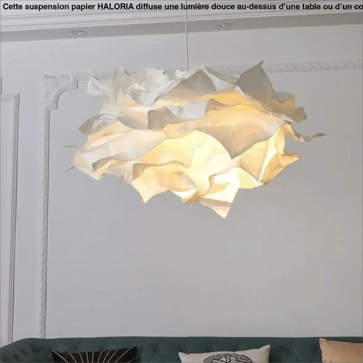Suspension papier haloria sculpturale en papier blanc crème diffusant une lumière chaude au-dessus d’une table ou d’un coin salon