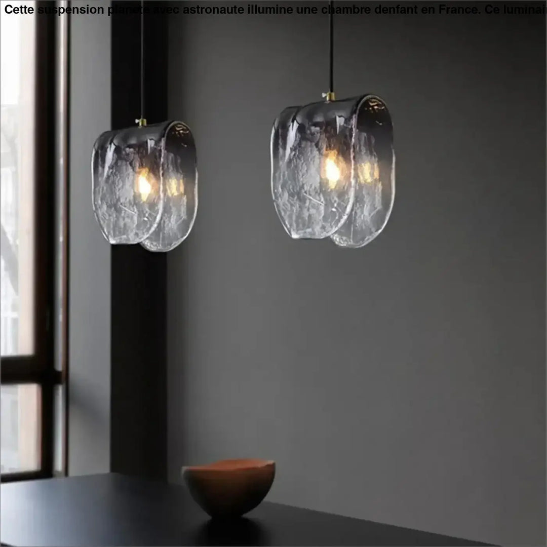 Suspension en verre soufflé au design organique et artistique

