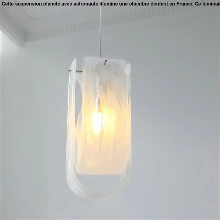 Suspension en verre soufflé au design organique et artistique

