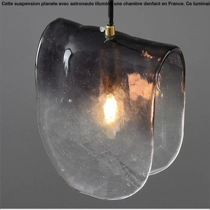 Suspension en verre soufflé au design organique et artistique

