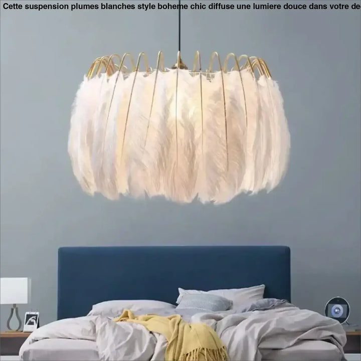 Suspension plumes blanches style bohème chic lumière douce

