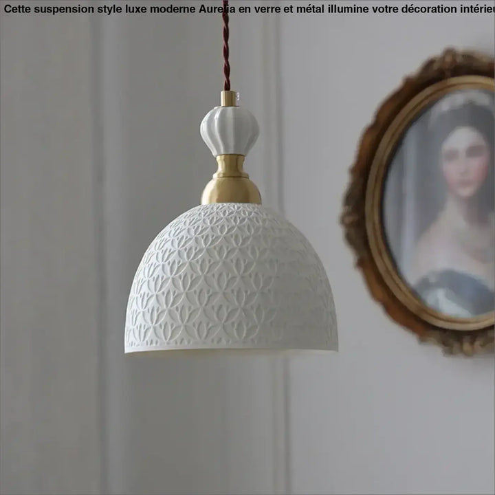Suspension luminaire jaton en céramique blanche avec dôme à motif floral texturé et accents en laiton charme vintage